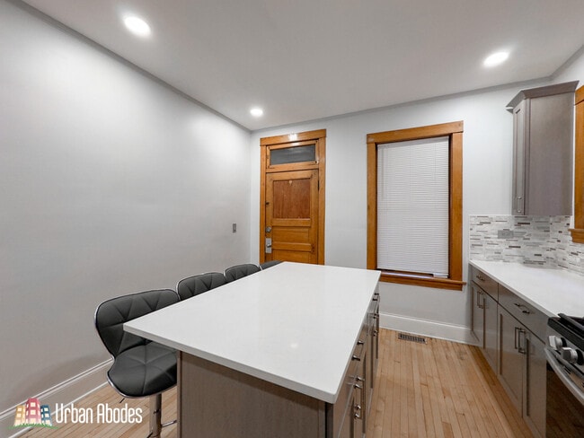 Building Photo - 4322 W Kamerling Ave