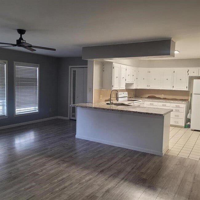 Building Photo - 3106 Oakmont Dr