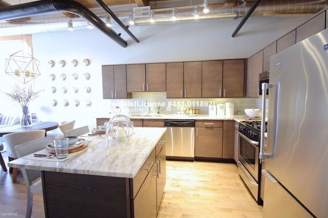 Building Photo - 3048 N Wilton Ave