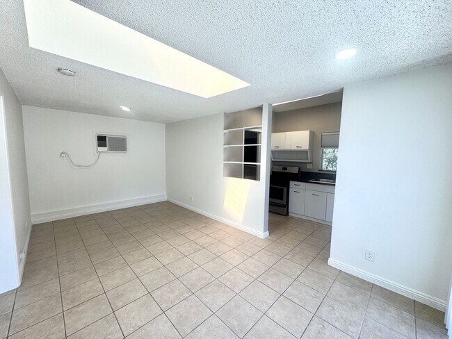 Foto del edificio - COMING SOON...  Charming Back House in the Heart of Claremont Village! (DO NOT DISTURB OCCUPANT)