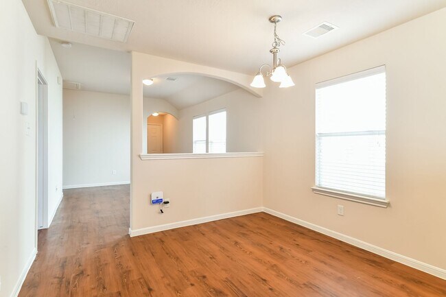 Foto del edificio - 6326 Austinville Dr
