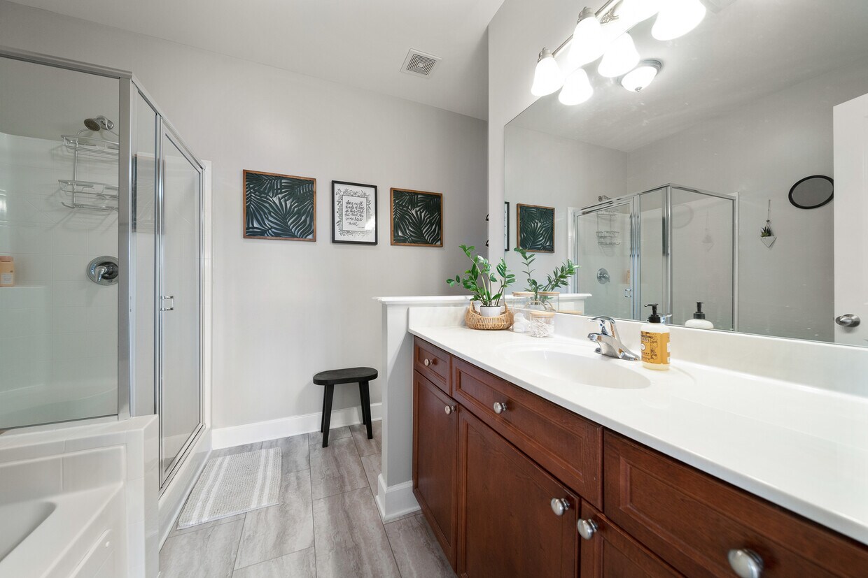 Foto principal - 8231 Lenox Creekside Dr