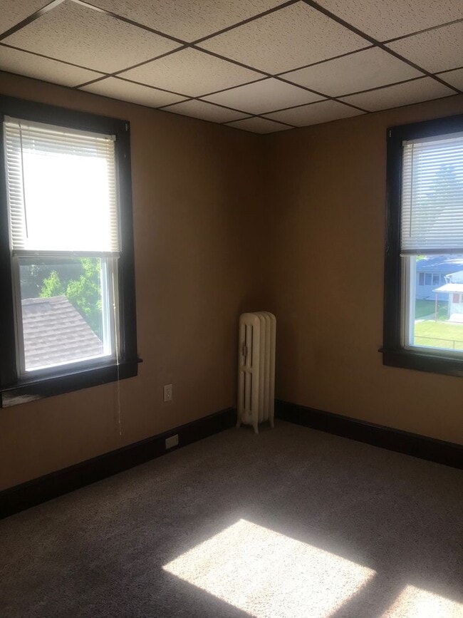 Building Photo - 3 bedroom 1.5 bathroom