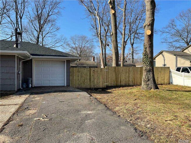 Building Photo - 130 Flower Rd