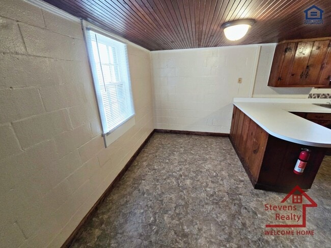 Building Photo - 1364 Crescent Dr