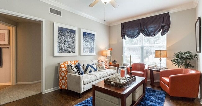 Building Photo - Convenient Location, Resort-Style Comfort!