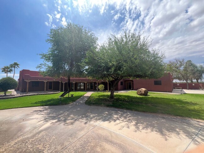 Foto del edificio - UNIQUE HOME ON ACREAGE!