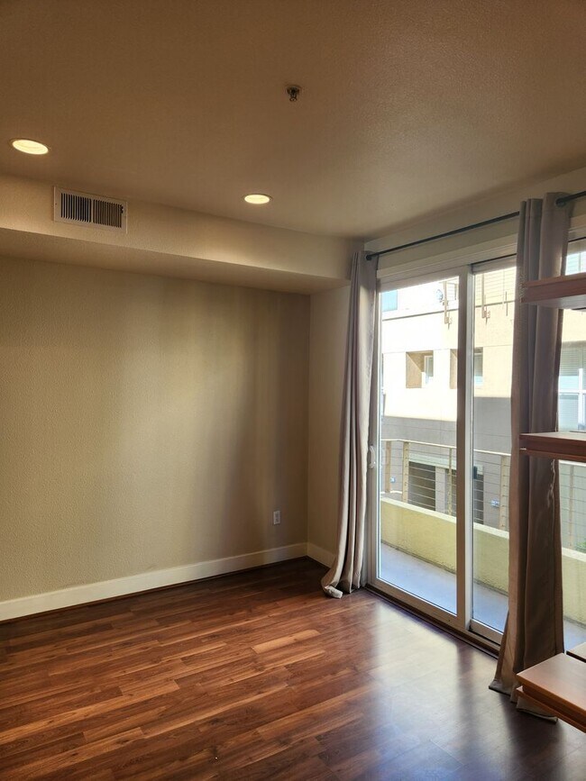 Foto del edificio - Bright & Sunny City Center townhouse style condo Great location, Nice 2 bedroom 2.5 bathroom