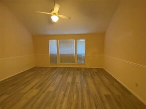 Building Photo - 215 W New Meadows Dr