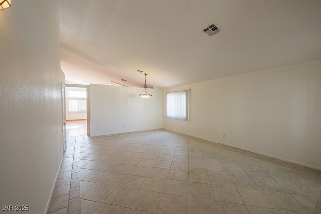 Foto del edificio - 682 Ladywood Ln