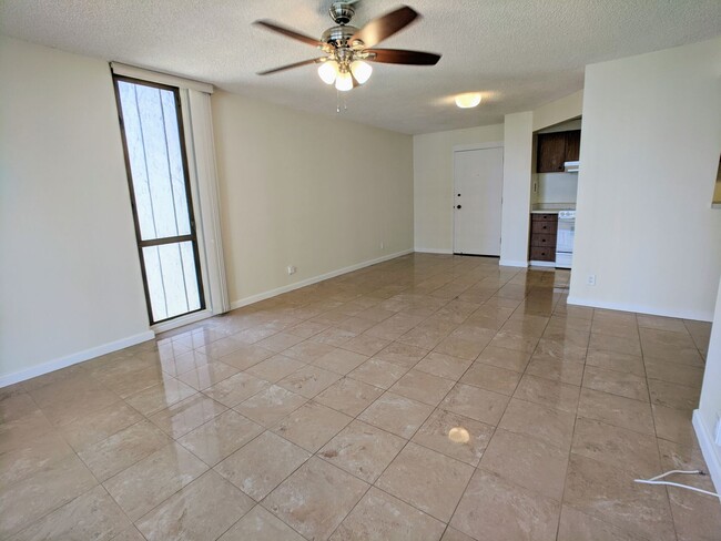 Building Photo - Beautiful 2 Bed / 2 bath Condo w/1 Parking...