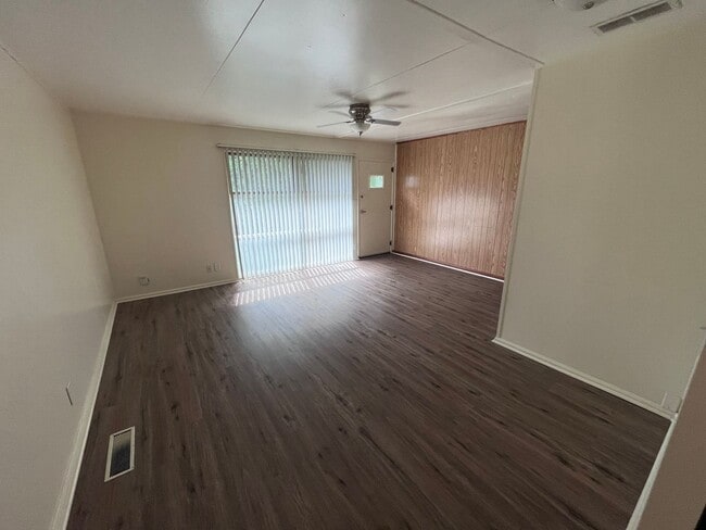 Building Photo - 3 Bedroom 1 Bath Close to Campus