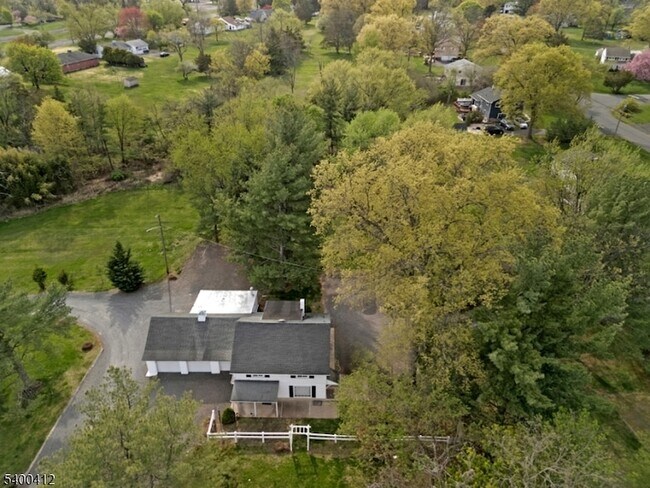 Foto del edificio - 423 Country Club Rd