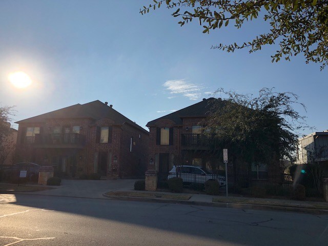 Foto del edificio - 2930 Forest Park Blvd