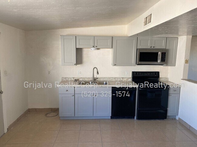 Foto del edificio - 3BR 2BA Beautifully Renovated House in NW ...
