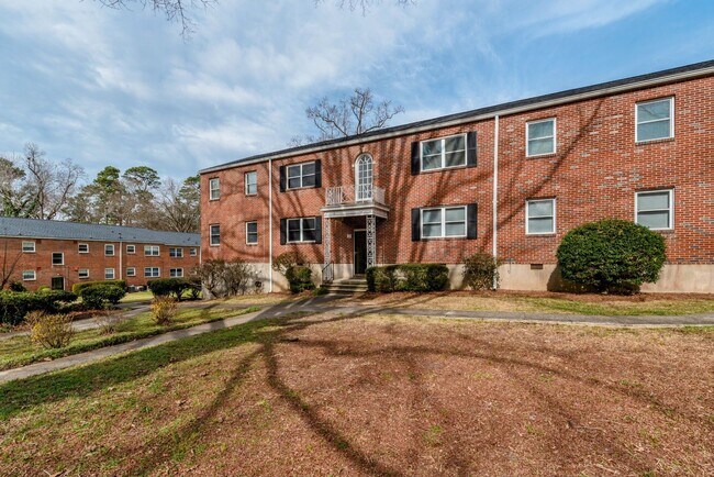 Foto del edificio - $975 - 2 bed/1 bath apartment for rent in Summerville, in-unit washer & dryer!