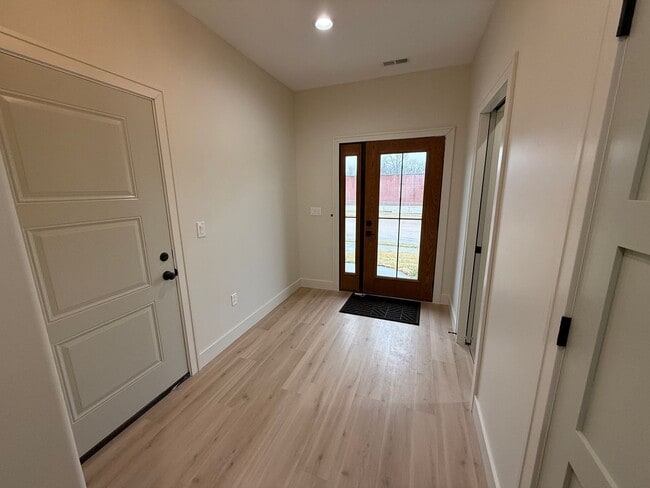 Foto del edificio - 6711-6715 New Town Ave.