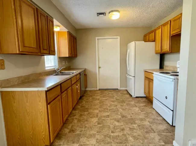 Foto del edificio - 1425 W Haskell St