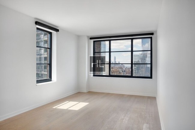 Building Photo - 515 W 38th St