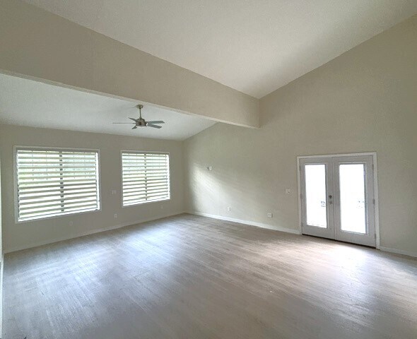 Foto del edificio - 16964 Cedar Rd