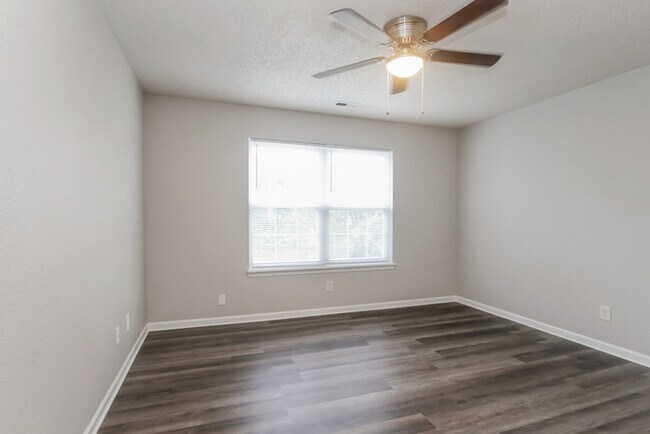 Foto del edificio - 5425 Bluff View Dr