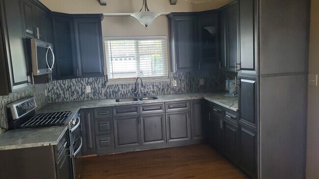 Building Photo - 2612 El Goya Dr