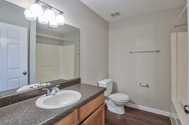 baño típico - 990 W Brevard St