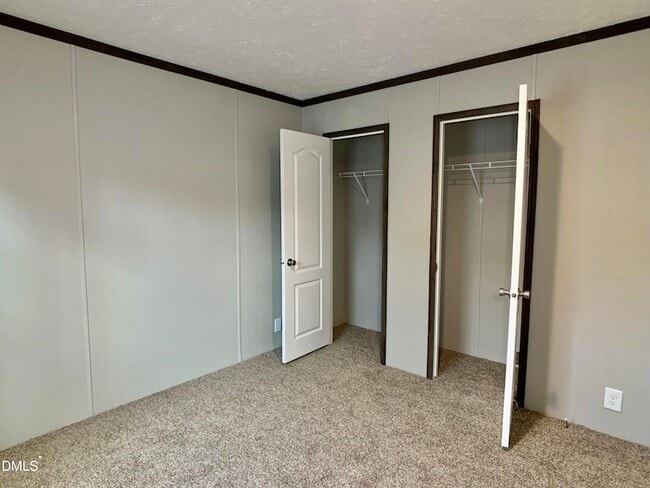 Building Photo - 553 Country Ln