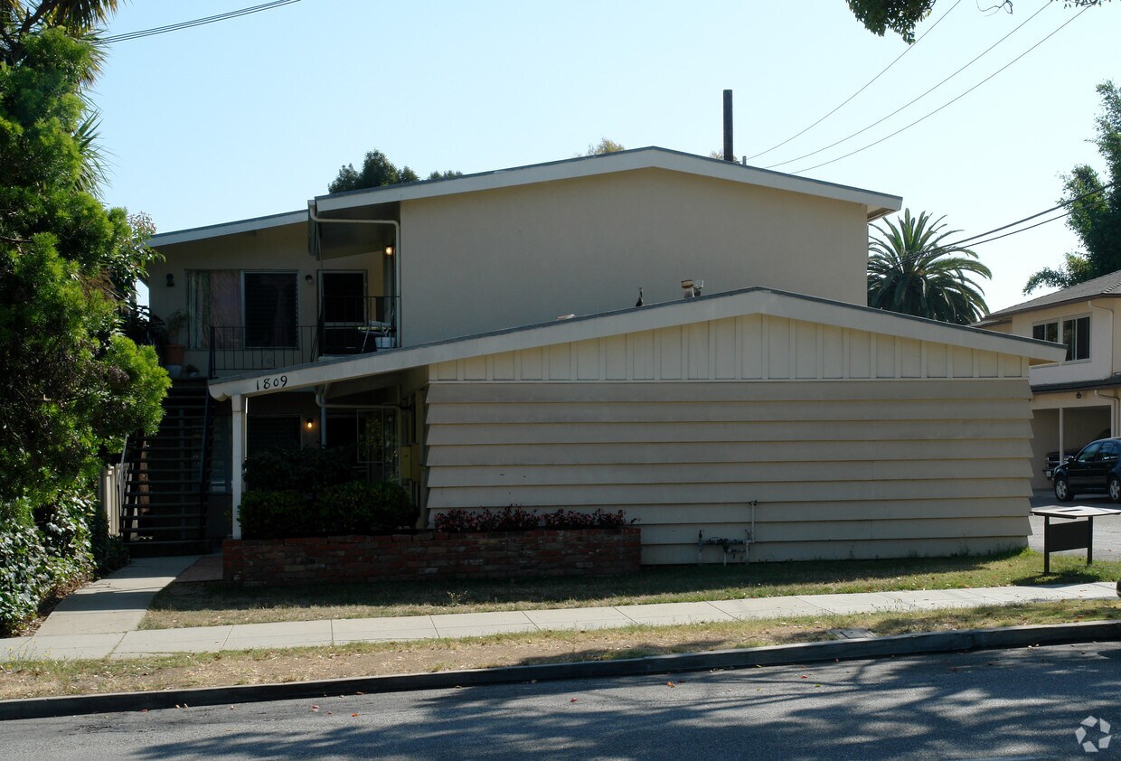 Building Photo - 1809 De la Vina St