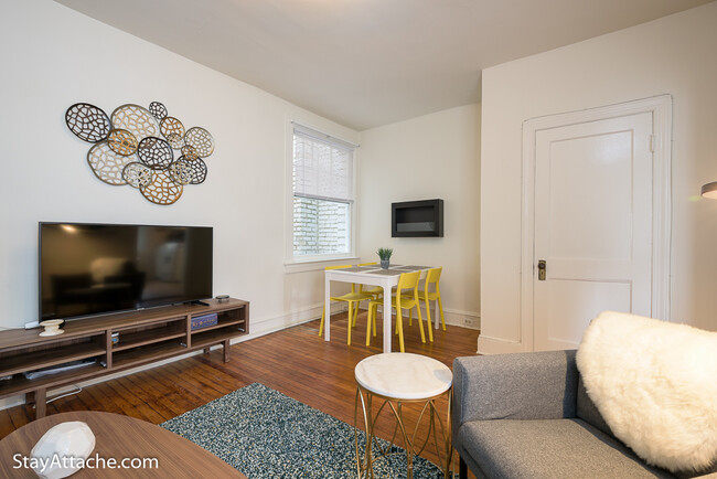 Foto del edificio - 3405 Prospect Street NW Unit 1