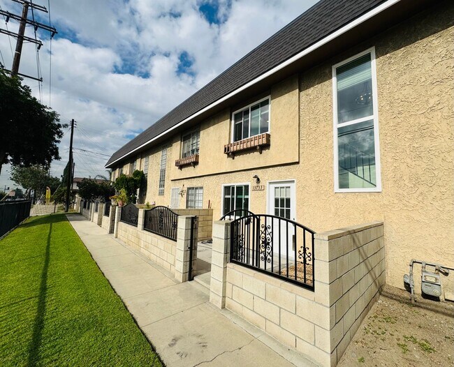 Foto del edificio - 3 BEDROOM HOME FOR LEASING IN Baldwin Park