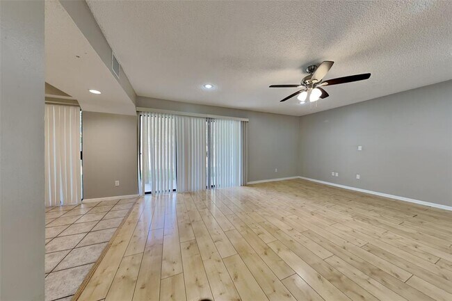 Foto del edificio - 542 Enchanted Hollow Dr