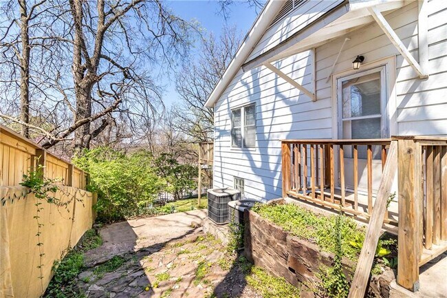 Foto del edificio - 583 N Assembly Dr