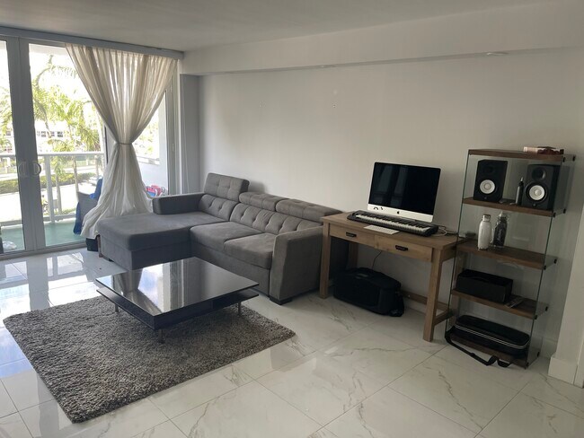 Building Photo - 3140 S Ocean Dr