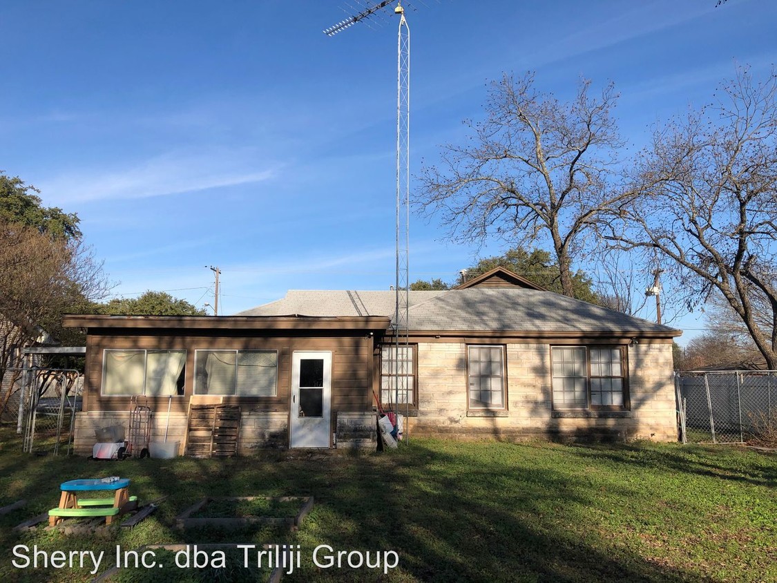 Building Photo - 2 br, 1 bath House - 718 W 5th St.