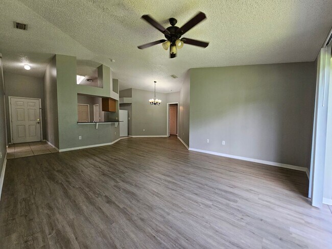 Foto del edificio - 4 Bedroom, 2 Bath Chapel Pines