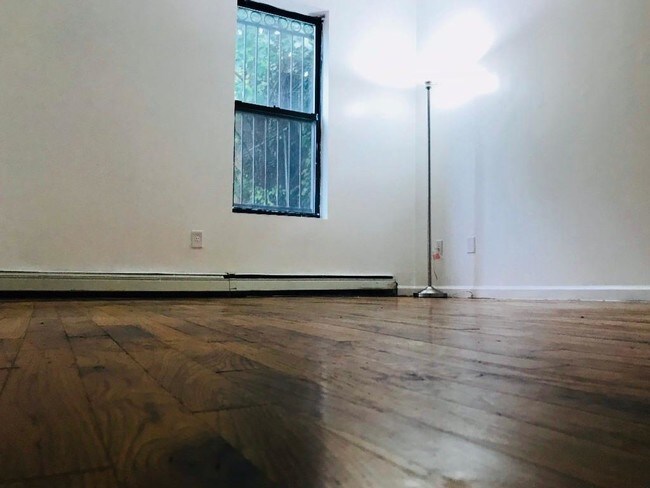 Building Photo - 723 Hart St