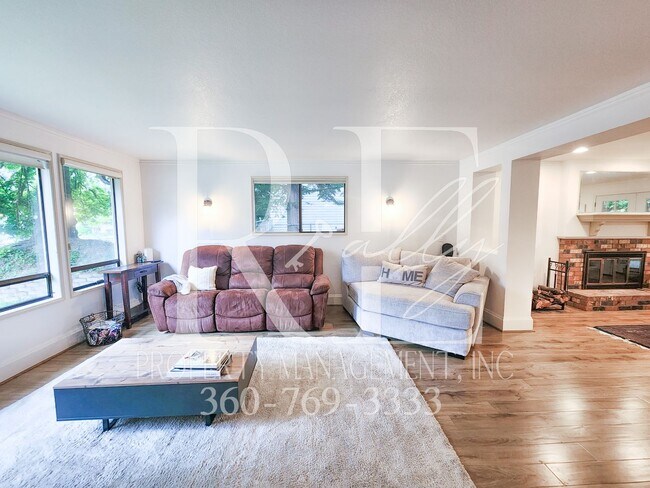 Building Photo - Spacious 5-Bedroom With Entertainer's Yard