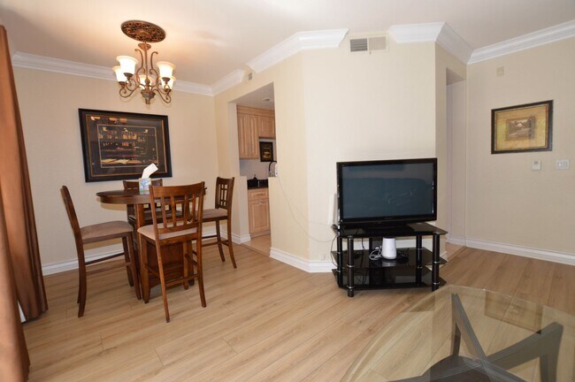 Foto del edificio - Fully Furnished, 1 Bd / 1 Ba Luxury Condo