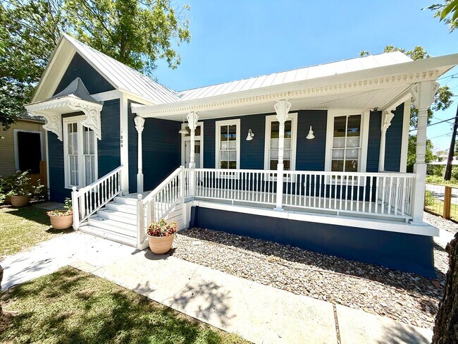 Building Photo - **APPLICATION RECEIVED** AVAILABLE NOW! Ja...