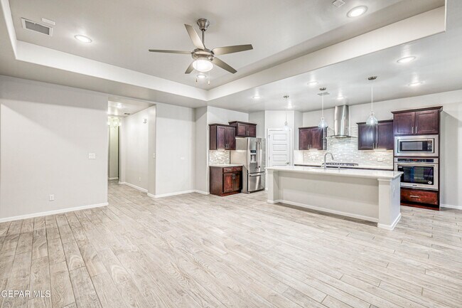 Foto del edificio - 12616 Brixton Ave