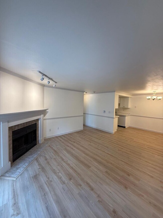 Foto del edificio - Two Bedroom Two Bathroom In Mountlake Terrace