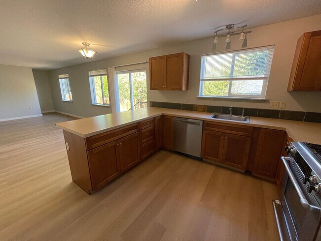 Foto del edificio - Great 6 bed, 6 bath Duplex Unit in North Portland with Laundry, Patio