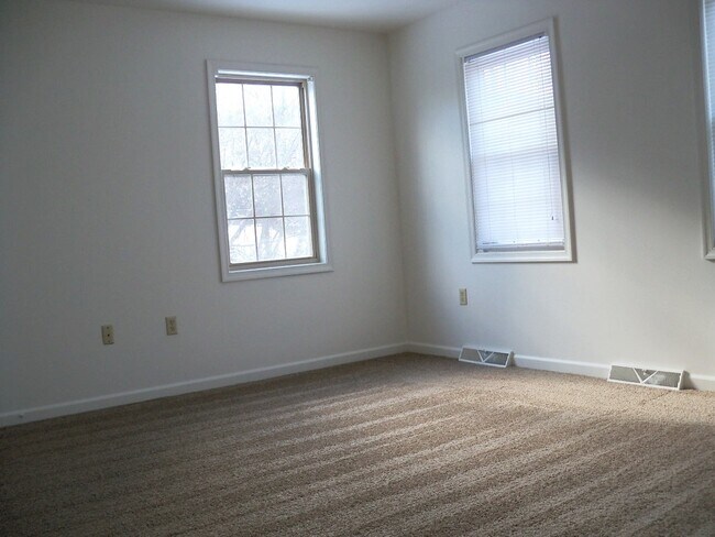 Building Photo - 48 Deep Hollow Ln
