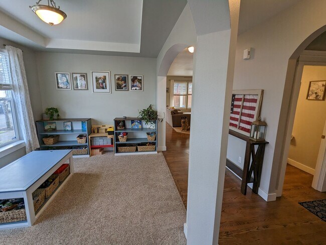 Building Photo - Large 3BD plus bonus rm and den