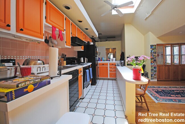 Building Photo - 1678 Beacon St