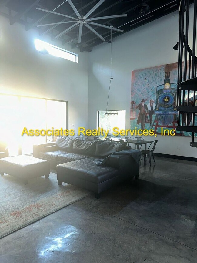 Foto del edificio - Modern Industrial 2Bed/2Bath Plus Loft in NW Gainesville
