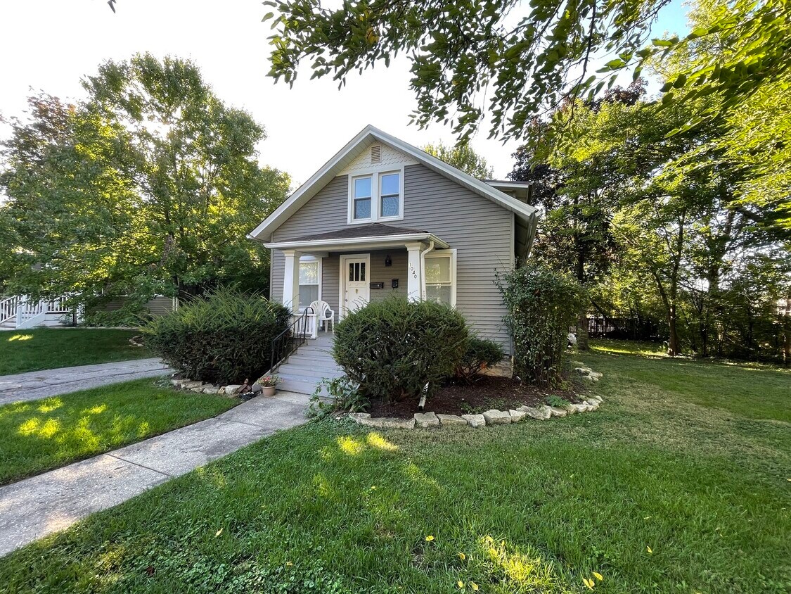 1040 Garner Ave Unit 2, Wheaton, IL 60187 Condo for Rent in Wheaton