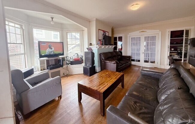 Building Photo - 3 & 4 Bedroom Units Just Steps from WWU