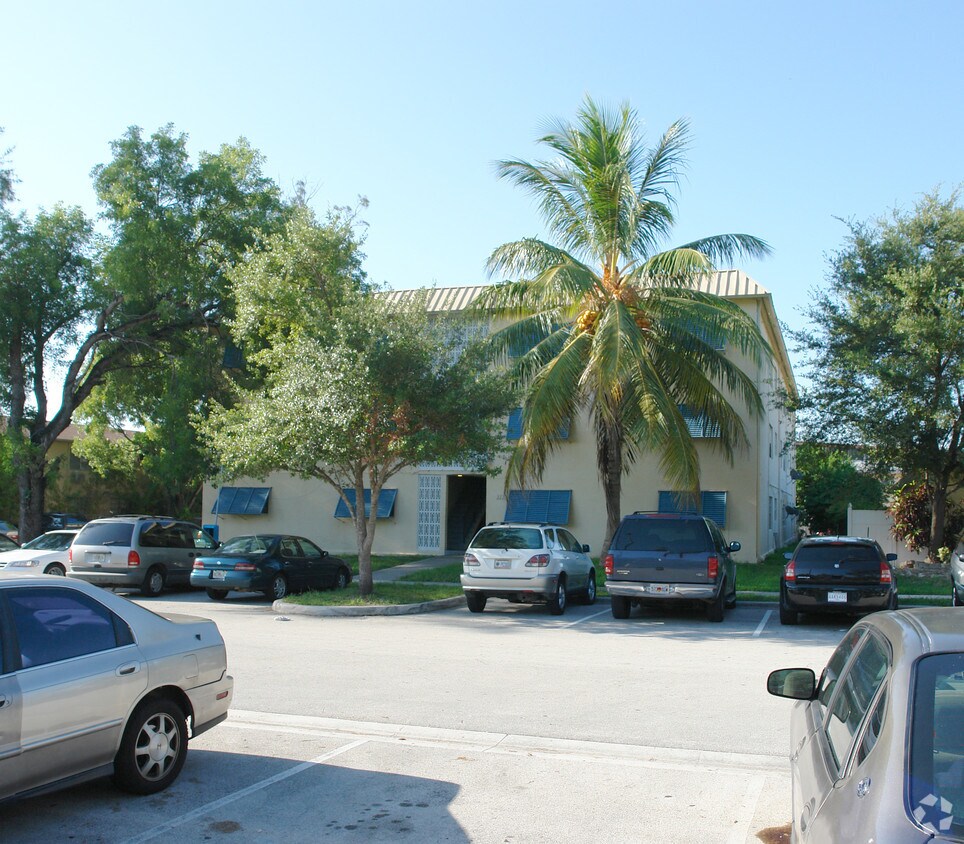 2270 Ne 171st ¡St - 2270 NE 171st St